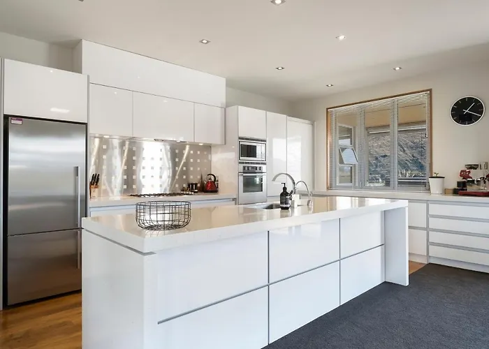 Infinity Views - Modern Holiday home Wanaka