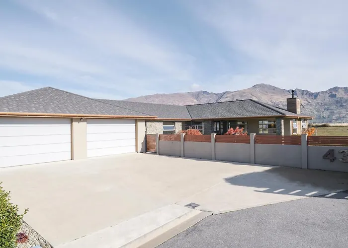 Infinity Views - Modern Holiday home Wanaka